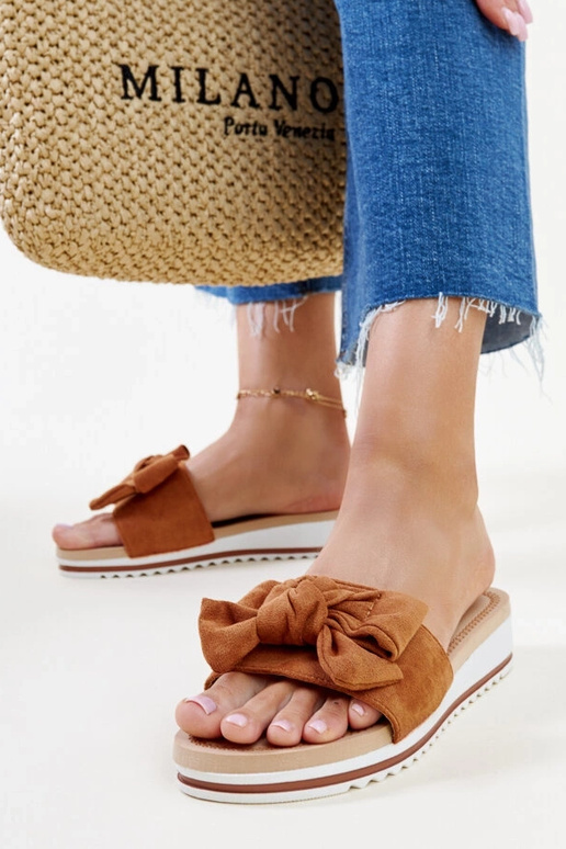 Mikhailine hnedé šľapky na nízkom opätku