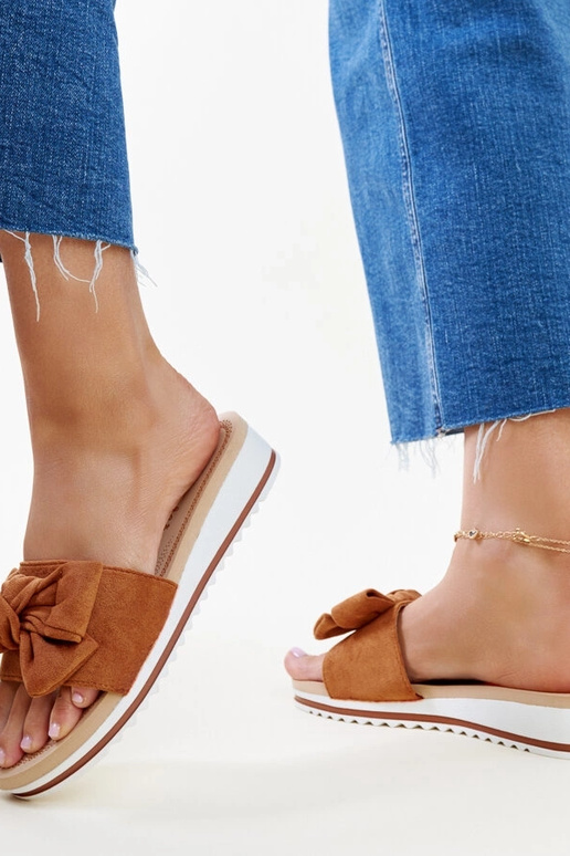 Mikhailine hnedé šľapky na nízkom opätku