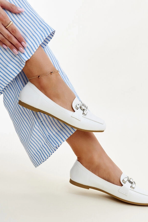 Biele mokasíny so zirkónovou prackou...