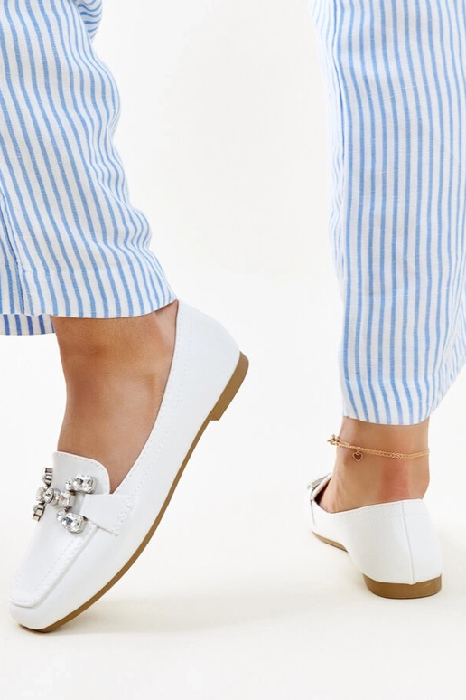 Biele mokasíny so zirkónovou prackou...