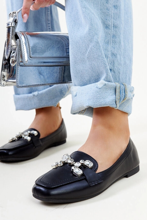 Čierne mokasíny so zirkónovou prackou...