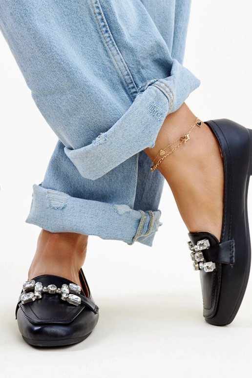 Čierne mokasíny so zirkónovou prackou...