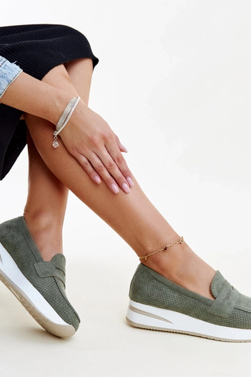 Zelené perforované topánky...