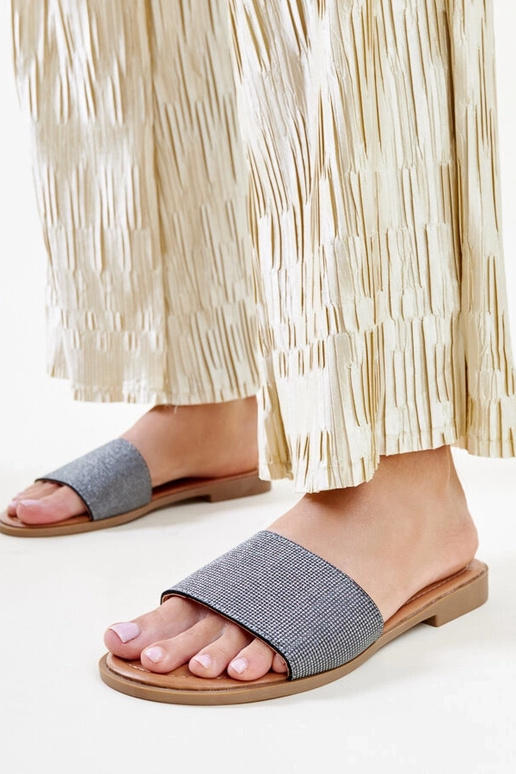 Čierne lesklé šľapky Anilsa