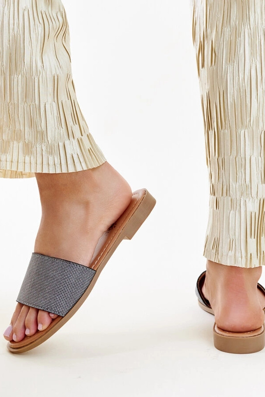 Čierne lesklé šľapky Anilsa