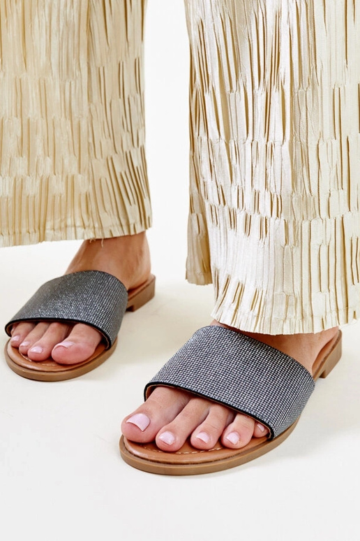 Čierne lesklé šľapky Anilsa