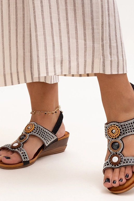 Lesklé nízke klinové sandále Azeeza