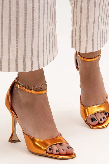 Lesklé sandále na ihlovom... 2