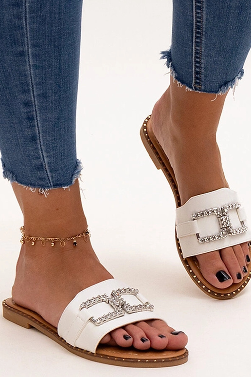 Biele šľapky s ozdobnou sponou Rochaela