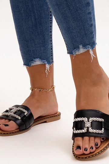 Čierne šľapky s ozdobnou...