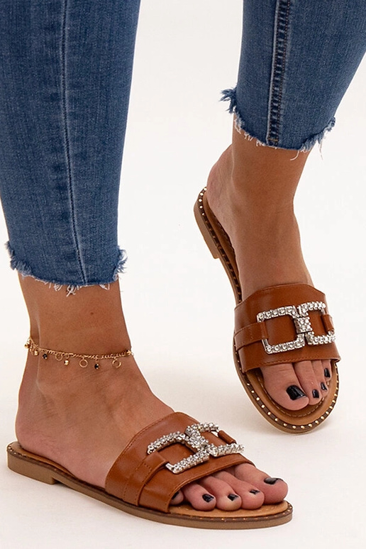 Hnedé šľapky s ozdobnou sponou Rochaela