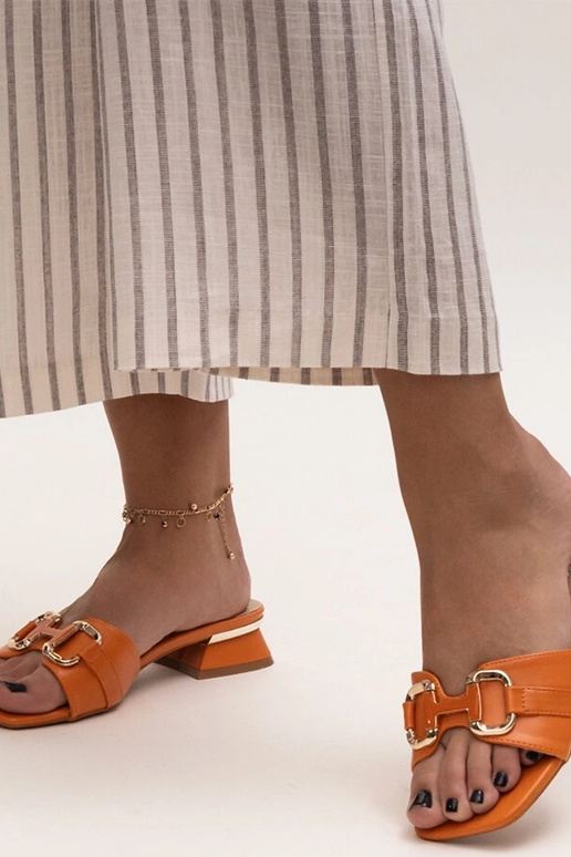 Šľapky na nízkom podpätku s ozdobnou...