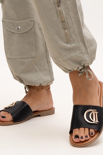 Čierne šľapky so sponou...