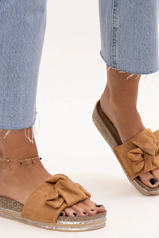 Hnedé šľapky na masívnej podrážke...