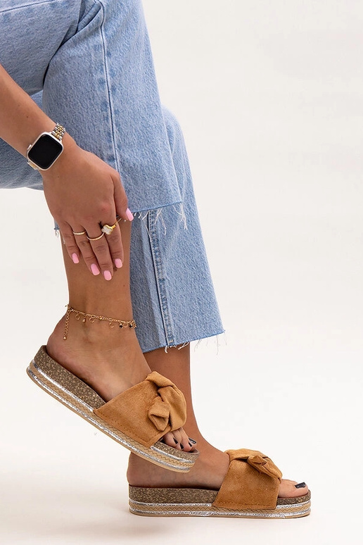 Hnedé šľapky na masívnej podrážke...