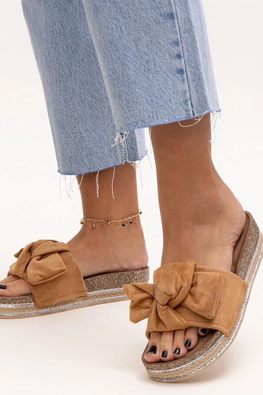 Hnedé šľapky na masívnej podrážke...