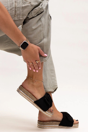 Čierne šľapky na masívnej... 2