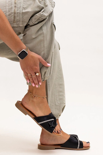 Šiltovky zdobené pásikom... 2