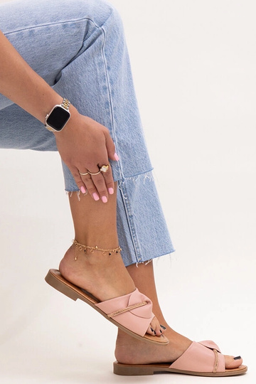 Šiltovky zdobené pásikom...