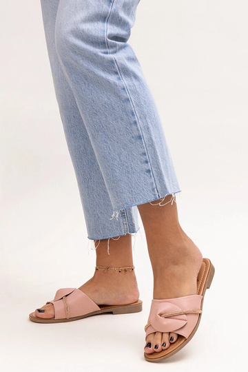 Šiltovky zdobené pásikom... 2