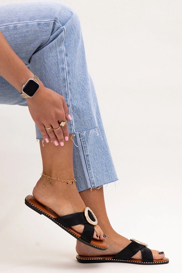 Čierne šľapky zdobené... 2