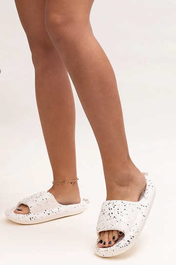 Biele šľapky so širokým...