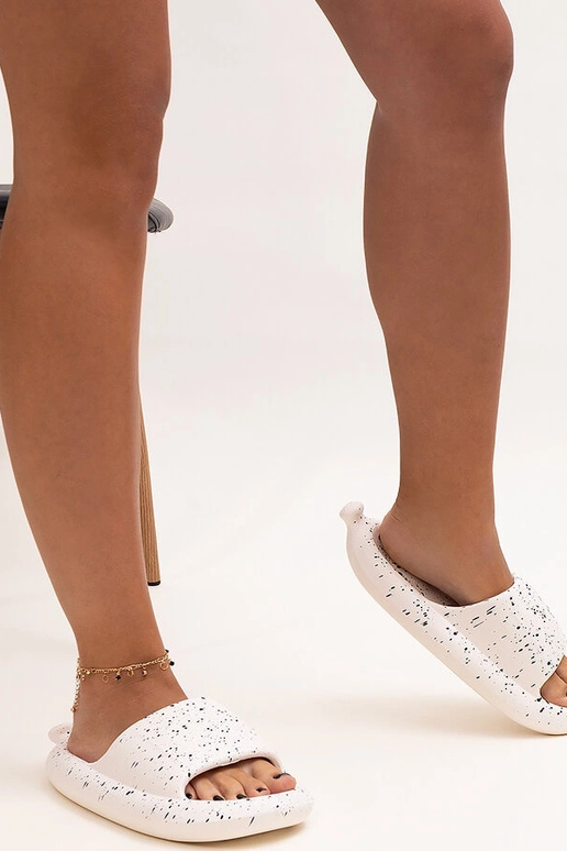 Biele šľapky so širokým remienkom Hekssa