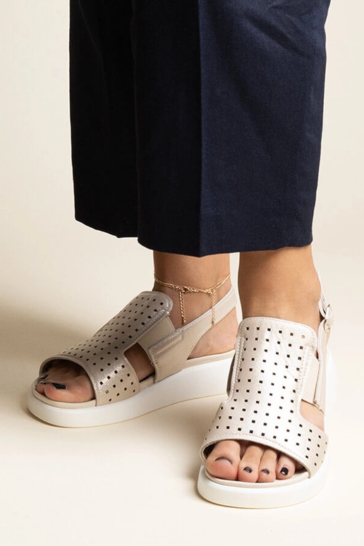 Zlaté sandále s prelamovaným zvrškom...