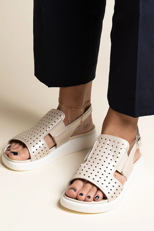 Zlaté sandále s prelamovaným zvrškom...