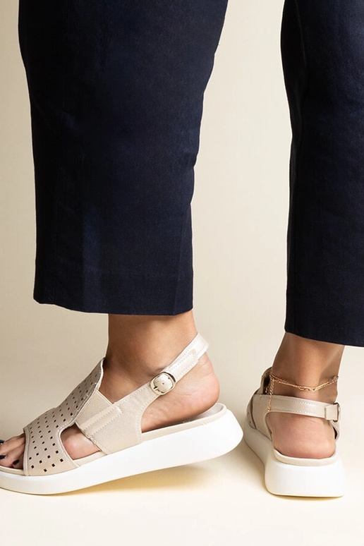 Zlaté sandále s prelamovaným zvrškom...