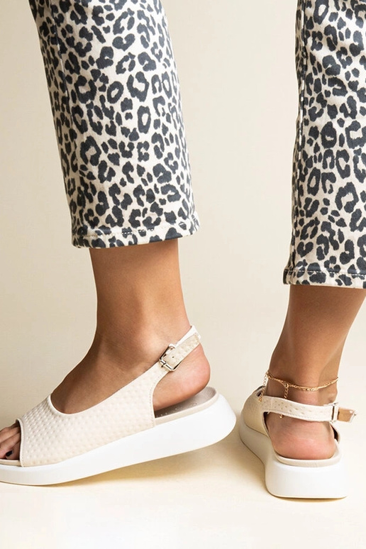 Béžové sandále s hrubšou podrážkou...