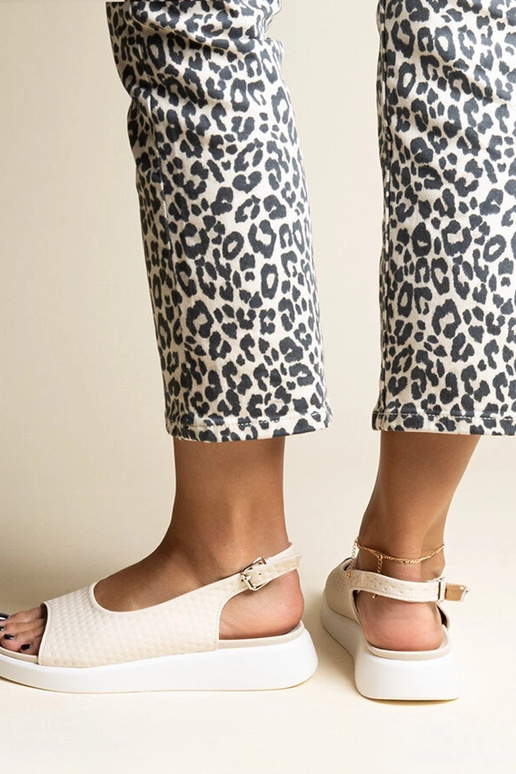 Béžové sandále s hrubšou podrážkou...