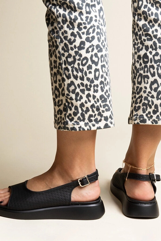 Čierne sandále s hrubšou podrážkou...