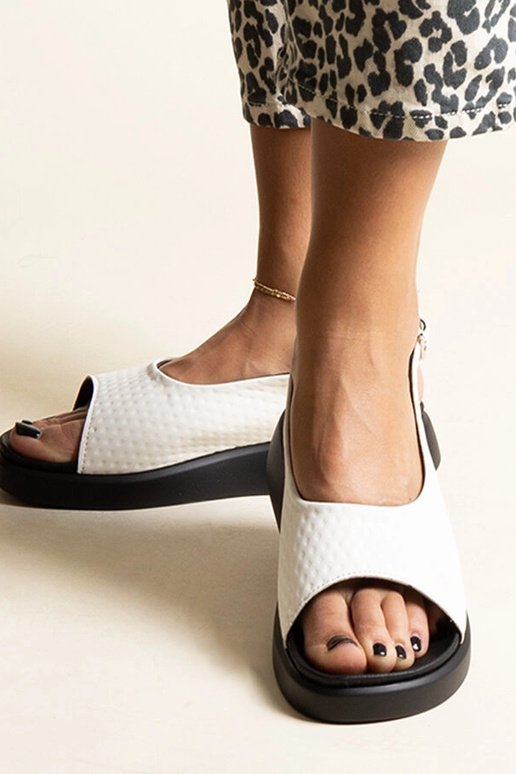 Biele sandále s hrubšou podrážkou...