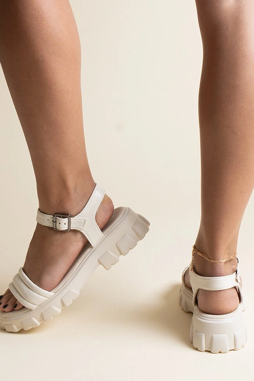 Béžové sandále s masívnou podrážkou...