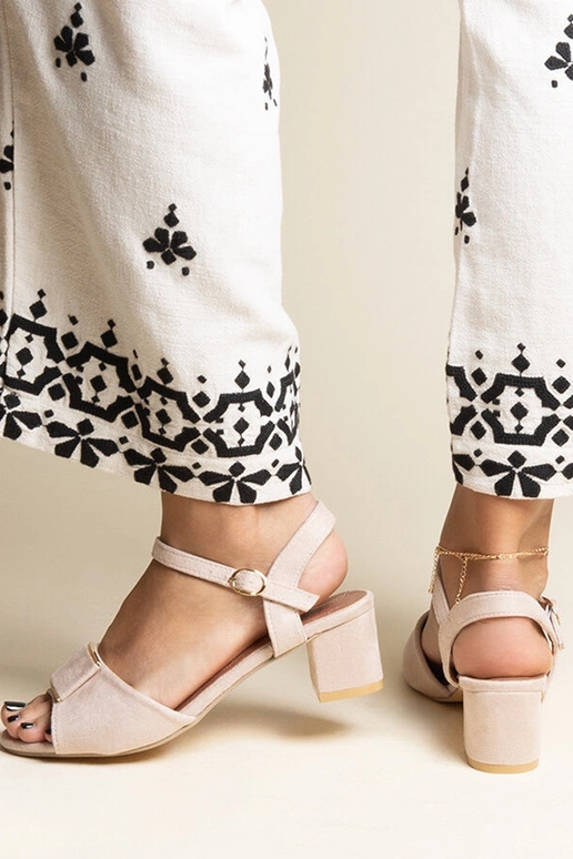 Béžové sandále na nízkom podpätku...