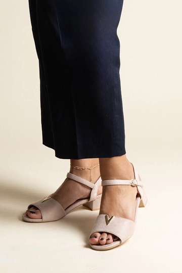 Béžové sandále na nízkom...