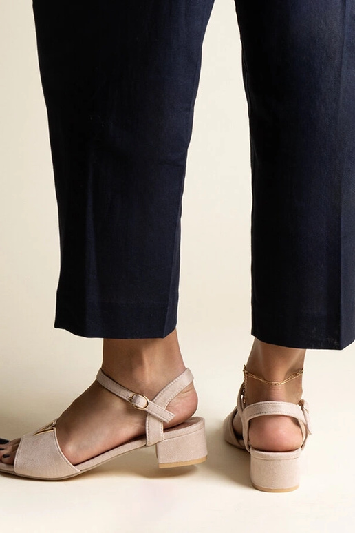 Béžové sandále na nízkom podpätku s...