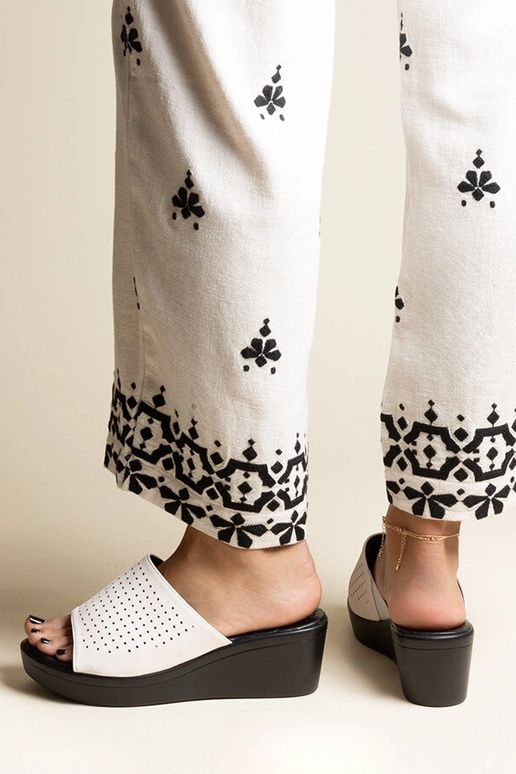 Biele perforované platformové šľapky...