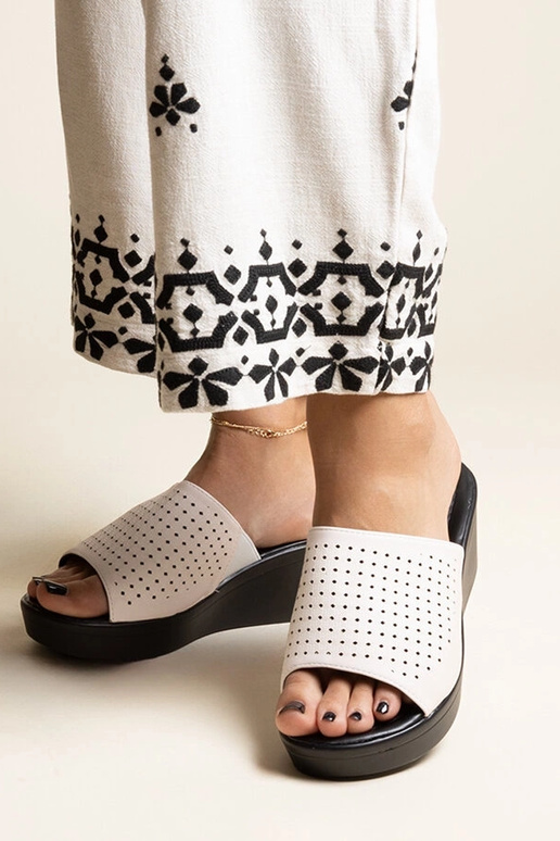 Biele perforované platformové šľapky...