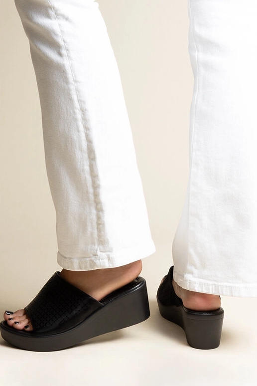 Čierne perforované platformové šľapky...