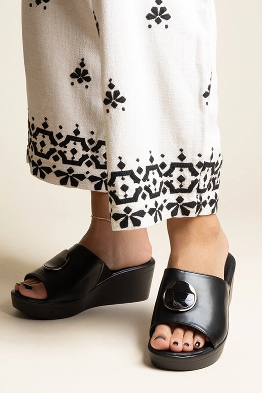 Čierne klinové sandále s prackou Keirenh