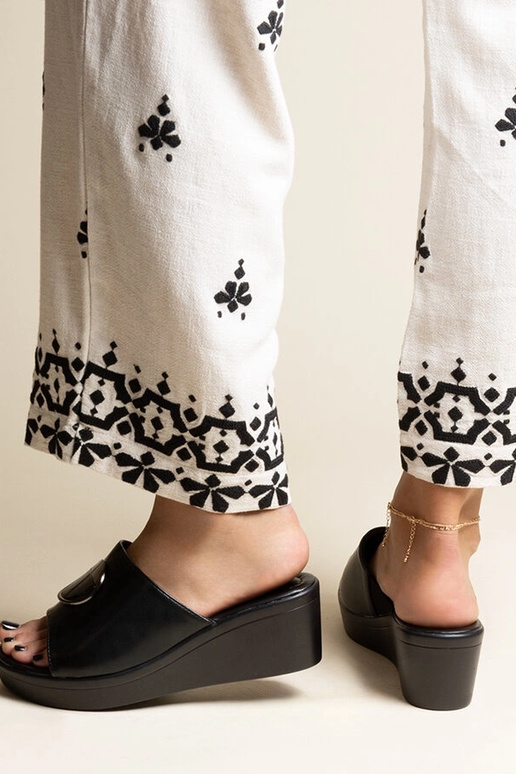 Čierne klinové sandále s prackou Keirenh