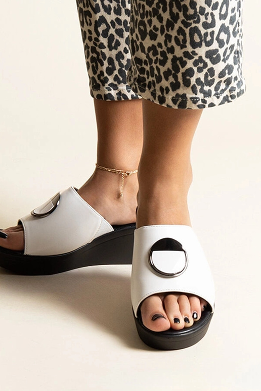 Biele klinové sandále s prackou Keirenh