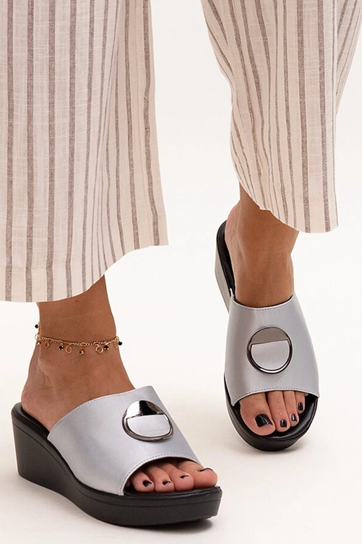 Strieborné sandále na klinu s prackou...