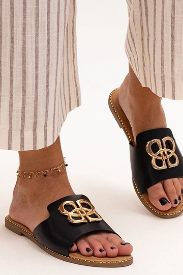 Čierne šľapky zdobené... 2