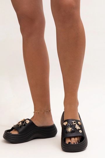 Čierne šľapky s lesklým... 2