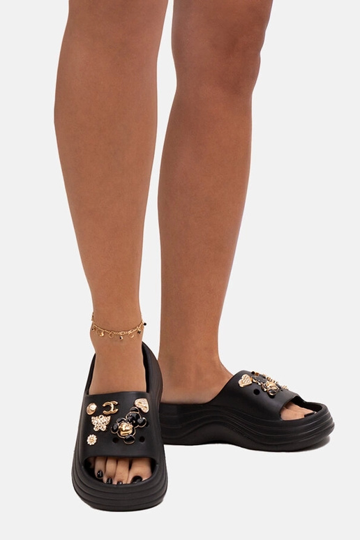 Čierne šľapky s lesklým zdobením Berwana