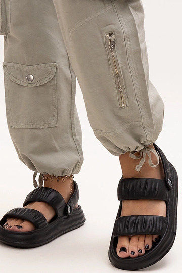 Čierne penové sandále s...