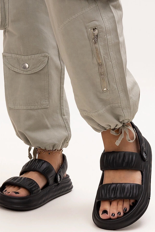 Čierne penové sandále s nariasením...